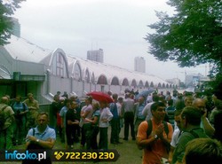 Kupcy nie odpuszczają i znów są pod halą