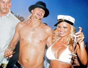 Pierwszy z trzech ślubów, które Pamela Anderson zawarła z Kid Rockiem. Ilość nie przeszła jednak w jakość. Para właśnie się rozstała.../ fot. AFP