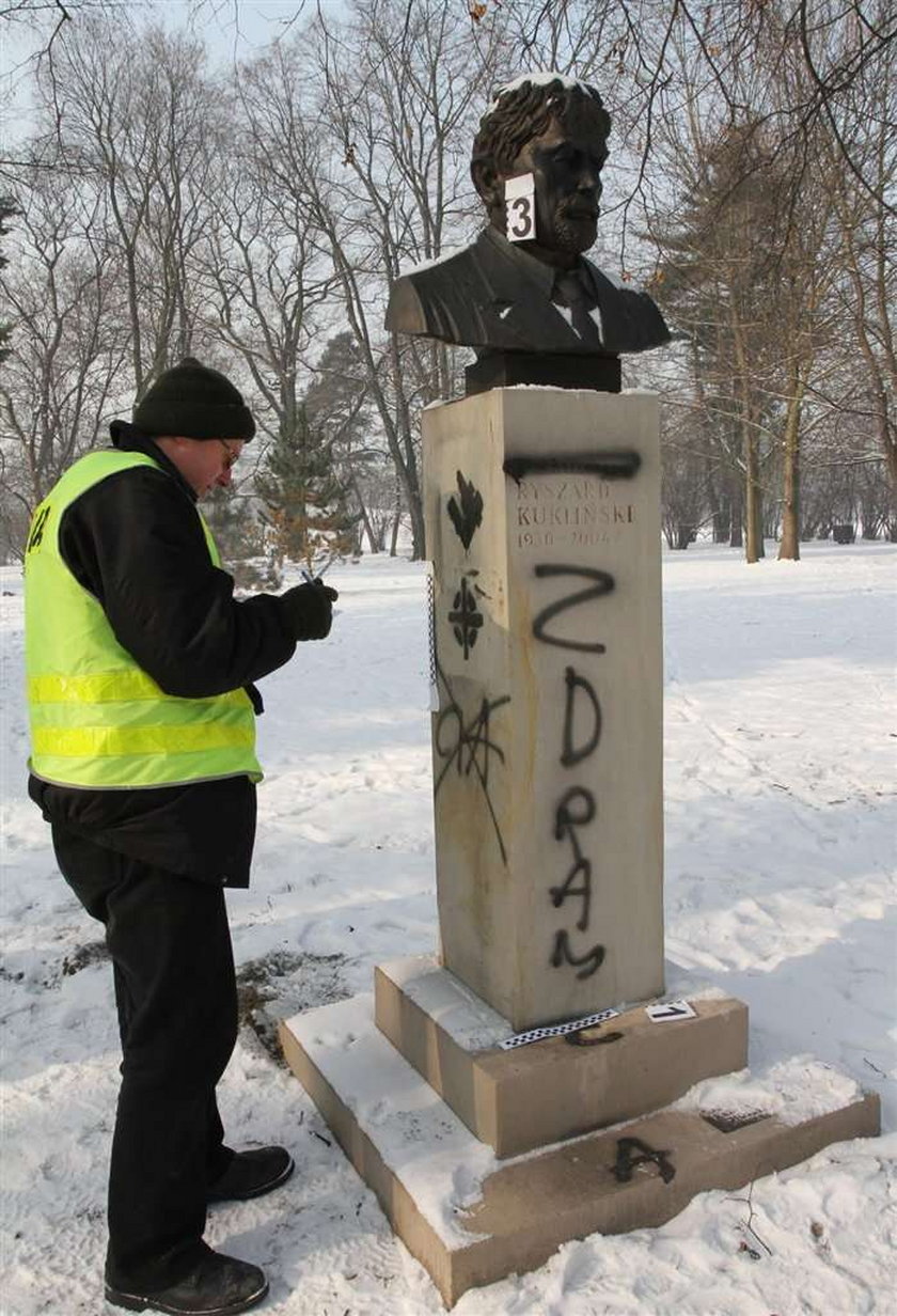Napisali: Zdrajca! Znowu zniszczono pomnik Kuklińskiego