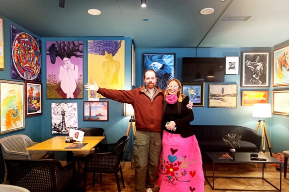 (FOTO) IZLOŽBA SLIKA NA 122 METRA VISINE "Htela sam nešto što Beograd još nije video": U Avalskom tornju dela 60 umetnika iz 4 zemlje nastala u "Času pre čuda"