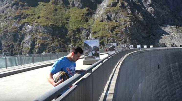 Derek lenéz a hídról, ahonnan kosárra fog dobni /Fotó: Youtube