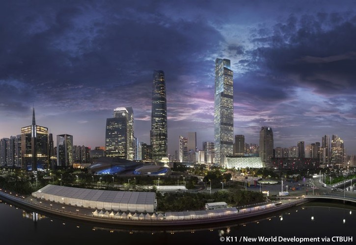 Z wysokością 530 metrów to jeden z najwyższych budynków w Chinach. Prace budowlane nad obiektem zakończono w 2016 roku. Jego inwestorem była firma Chow Tai Fook Enterprises. Przy jego budowie wykorzystano terakotę, która ma duże znaczenie historyczne dla chińskiej historii. Dodatkowo jest korzystna z punktu widzenia ochrony środowiska - jej produkcja generuje mniejsze zużycie energii niż w przypadku stali czy aluminium.  

Zdjęcie: K11 New World Development1