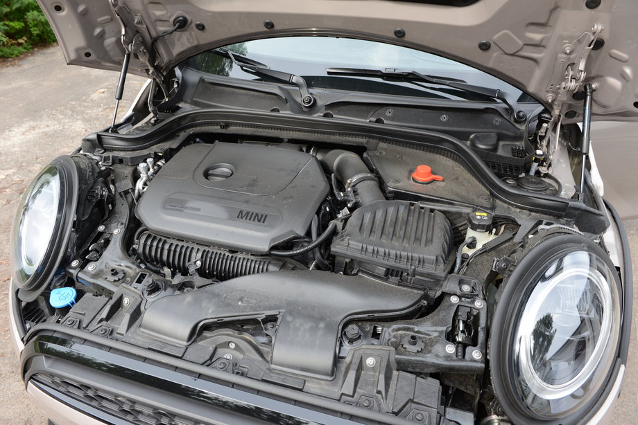 Mini Cooper S ma pod maską niemal 180-konny silnik o pojemności dwóch litrów. W dzisiejszych czasach to rzadkość. Szczególnie w tak małym aucie.