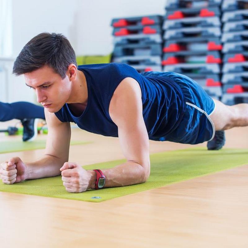 TOP 5 ćwiczeń na mięśnie brzucha dla mężczyzn