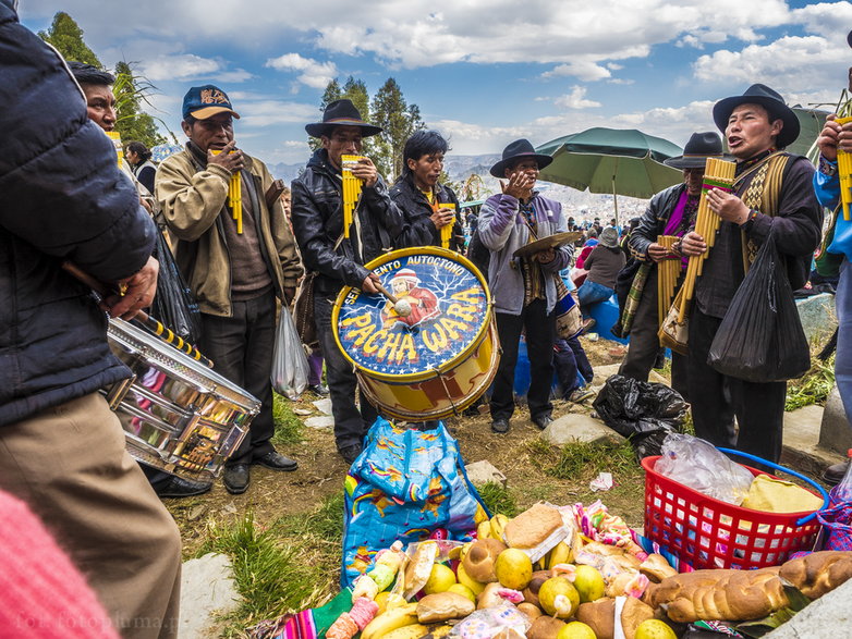 Uroczystości święta zmarłych na cmentarzu w La Paz to rodzaj fiesty. Tutaj się pije, je, gra i słucha muzyki 