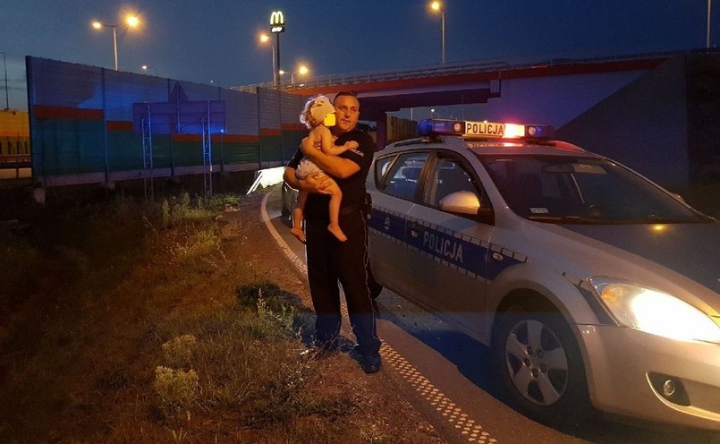 Na tylnym siedzeniu rozbitej mazdy policjanci znaleźli siedzącą w foteliku płaczącą i przerażoną dziewczynkę