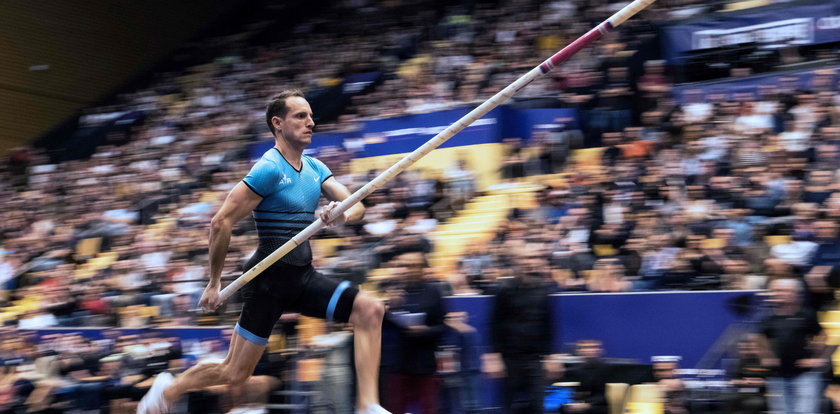 Lavillenie organizuje zawody sportowe w domu. Skacze o tyczce w ogrodzie