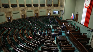 Nowy sondaż partyjny. PiS i Polska 2050 w górę, spadek KO