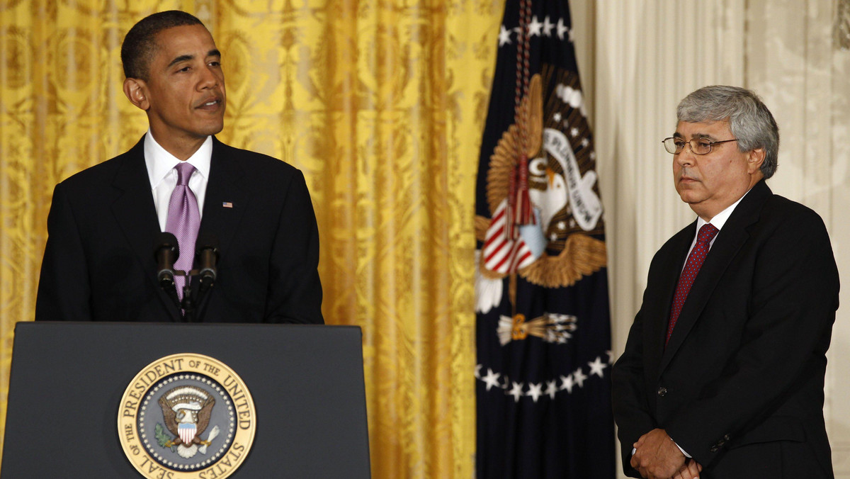 Prezydent USA Barack Obama ogłosił, że szef jego kancelarii Rahm Emanuel odchodzi ze stanowiska. Na razie funkcję tę będzie pełnił dotychczasowy zastępca Emanuela, Pete Rose. Zmiana ta zapowiada nowy styl polityki w Białym Domu.