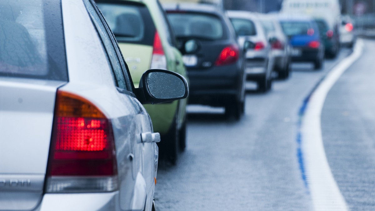 Ponad 20 kilometrów ma korek na autostradzie A4 na nitce w kierunku Wrocławia między Krzywą a Legnicą. Zator powstał w miejscu budowy wiaduktu nad autostradą w ciągu drogi S3.