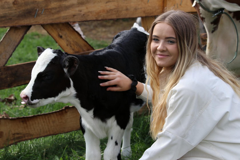 Kinga z programu „Farma" pokochała cielaczka.