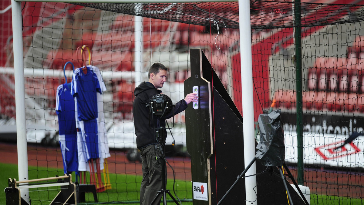 W środę w Southampton w finale Pucharu Hrabstwa Hampshire, pomiędzy AFC Totton a Eastleigh FC, po raz pierwszy w warunkach meczowych testowany będzie system Hawk-Eye. Ma on pomagać sędziom w ocenie, czy piłka przekroczyła linię bramkową.