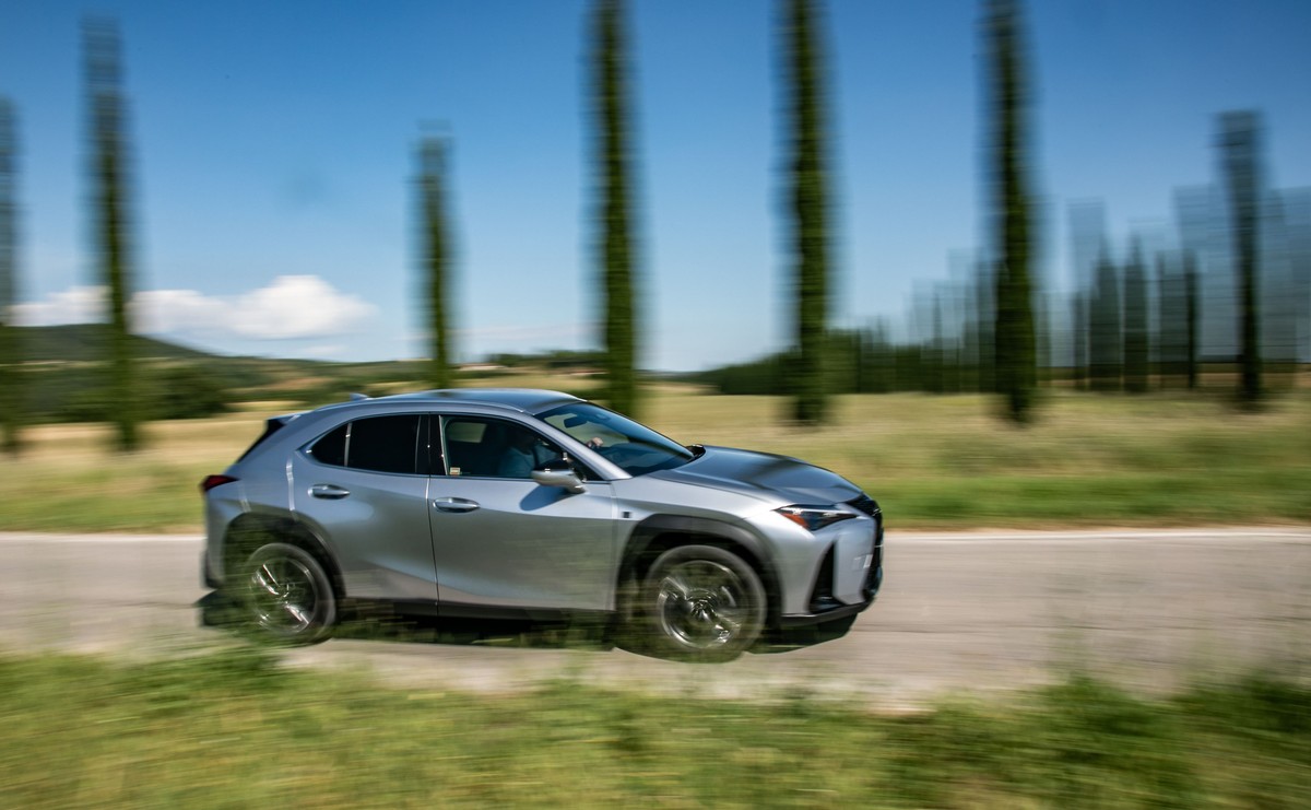 Nowy Lexus UX 300h to jeden z najpopularniejszych modeli japońskiej marki w Polsce