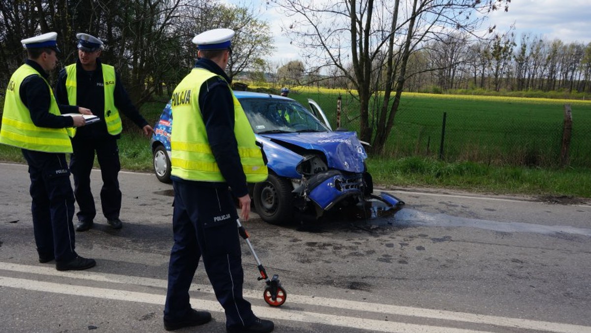 Policjanci z Tarnowskich Gór poszukują świadków wypadku, do którego doszło w czwartek, 17 kwietnia o godz. 12.30 przy ul. Parkowej w Świerklańcu. Kierujący renaultem clio uderzył w transport sanitarny przewożący pacjentów. Pięć osób odniosło obrażenia.