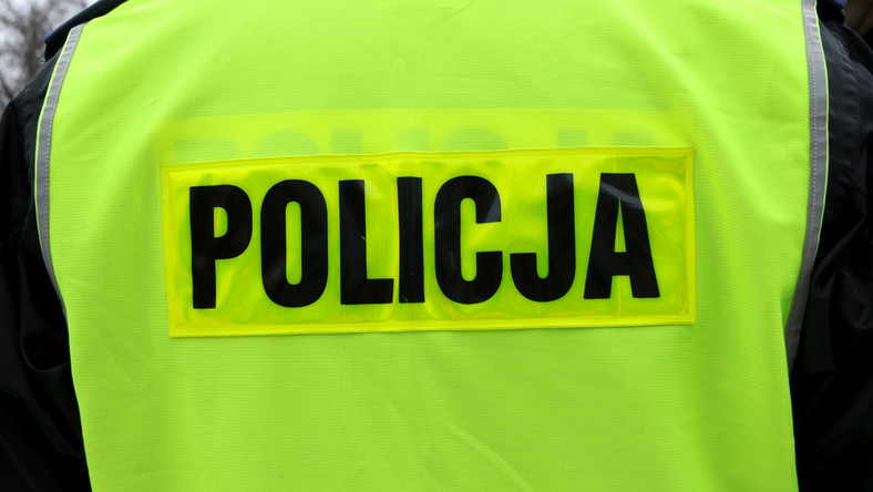 Policjanci pracują na miejscu zdarzenia drogowego, do którego doszło we Frysztaku w powiecie strzyżowskim. Zderzyły się tam dwa samochody, trzy osoby zostały ranne. Ruch na drodze nr 988 relacji Strzyżów - Jasło odbywa się wahadłowo.