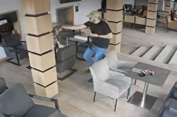 (FOTO) AKO GA VIDITE, ODMAH ZOVITE POLICIJU! Ovo je muškarac koji je ubio Darka Veskovića u kafiću u Kumodražu: Tokom bekstva BACIO KAČKET