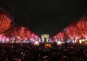 Okićena Jelisejska polja u Parizu