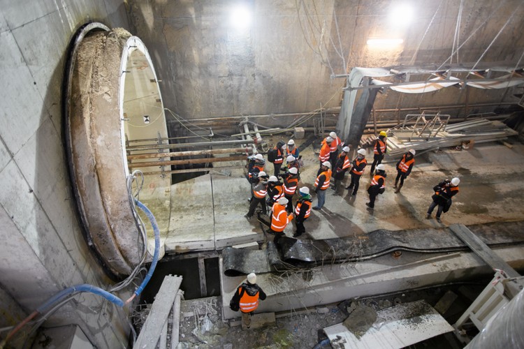 Tunele metra drążone są przez cztery specjalistyczne tarcze TBM. Jak na tak potężne maszyny, tarcze TBM mają całkiem subtelne imiona: podziemną trasę drążą Krystyna, Elżbieta, Anna i Maria.