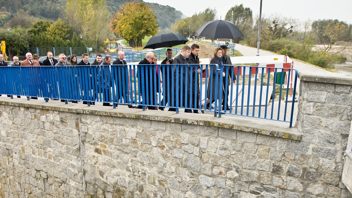 Poprawa efektywności infrastruktury przeciwpowodziowej, ograniczenie zabudowy na terenach zagrożonych zalaniem, szkolenia dla mieszkańców - to niektóre cele opracowywanego Programu Bezpieczeństwa Przeciwpowodziowego w Dorzeczu Wisły Środkowej.