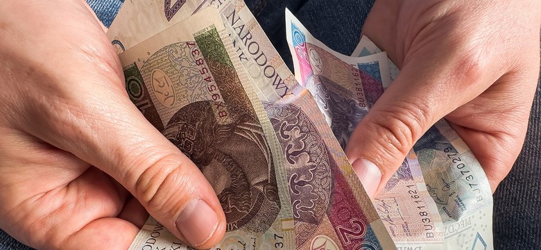 Możesz dostać 354,86 zł dodatku do emerytury. Sprawdź, kto może skorzystać