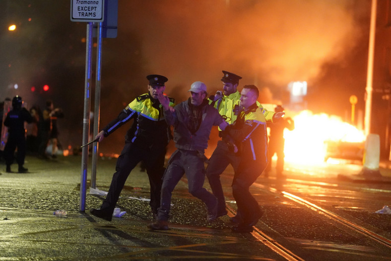 Irlandzka policja interweniuje podczas zamieszek w centrum Dublina, 23 listopada 2023 r.