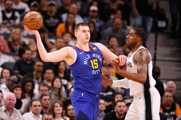 Nikola Jokic (z lewej)