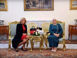 Nie każdy umiałby tak usiąść! Brigitte Macron zaszalała z nogami lepiej niż Ela Jaworowicz. FOTO