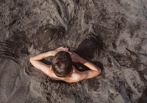 Dečak na plaži - ilustracija