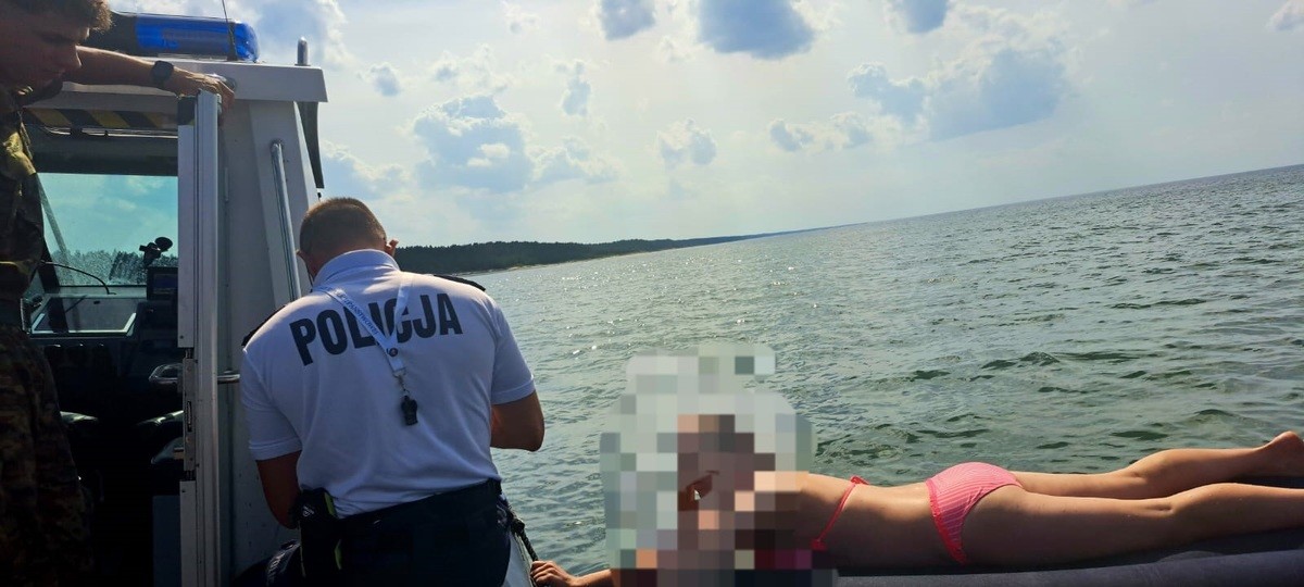 Žena zaspala na nafukovačke v mori, zachránila ju policajná hliadka.