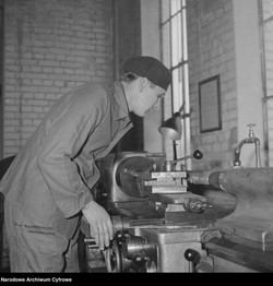 Fajrant, badylarz, bumelant. QUIZ o pracy w PRL. Zdobędziesz 15/15?