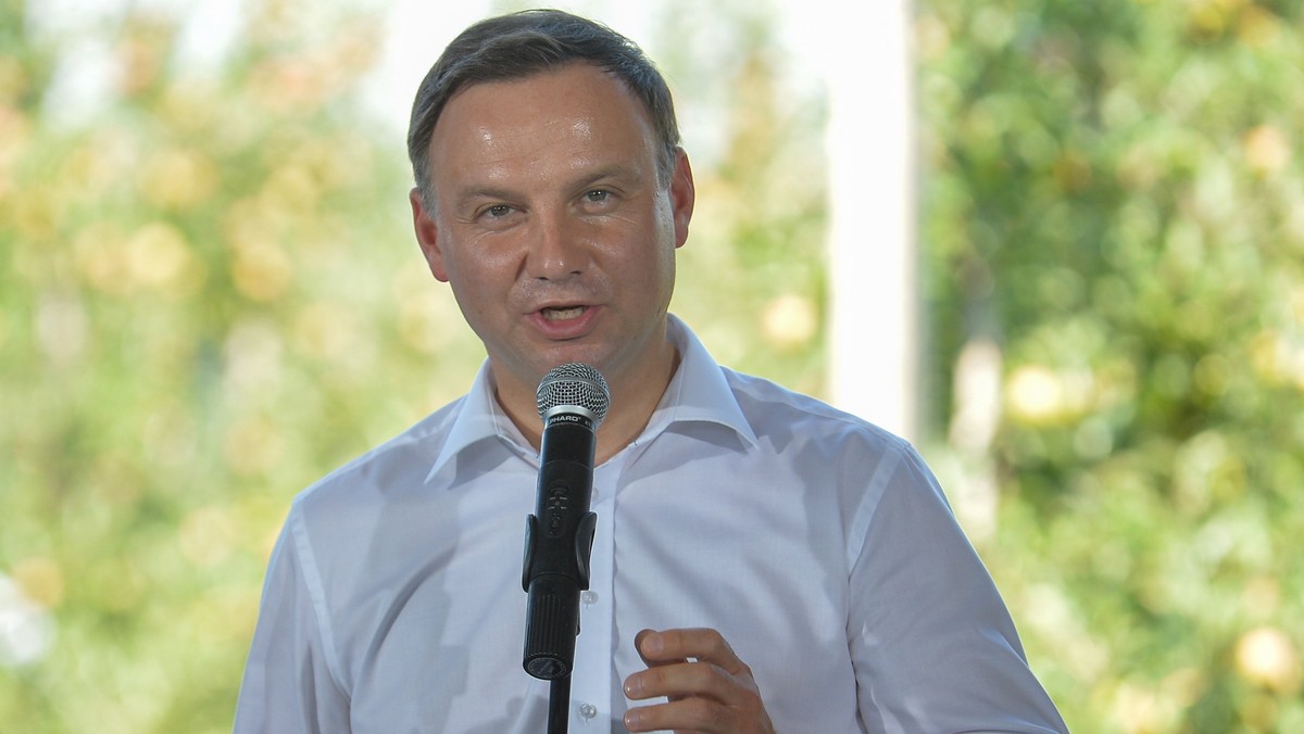 Prezydent Andrzej Duda złożył na parafialnym cmentarzu w Dąbrowie Tarnowskiej kwiaty przy pomniku ku czci poległych lotników bombowca Halifax JP-276 A. Samolot brał udział w akcji zrzutowej podczas powstania warszawskiego