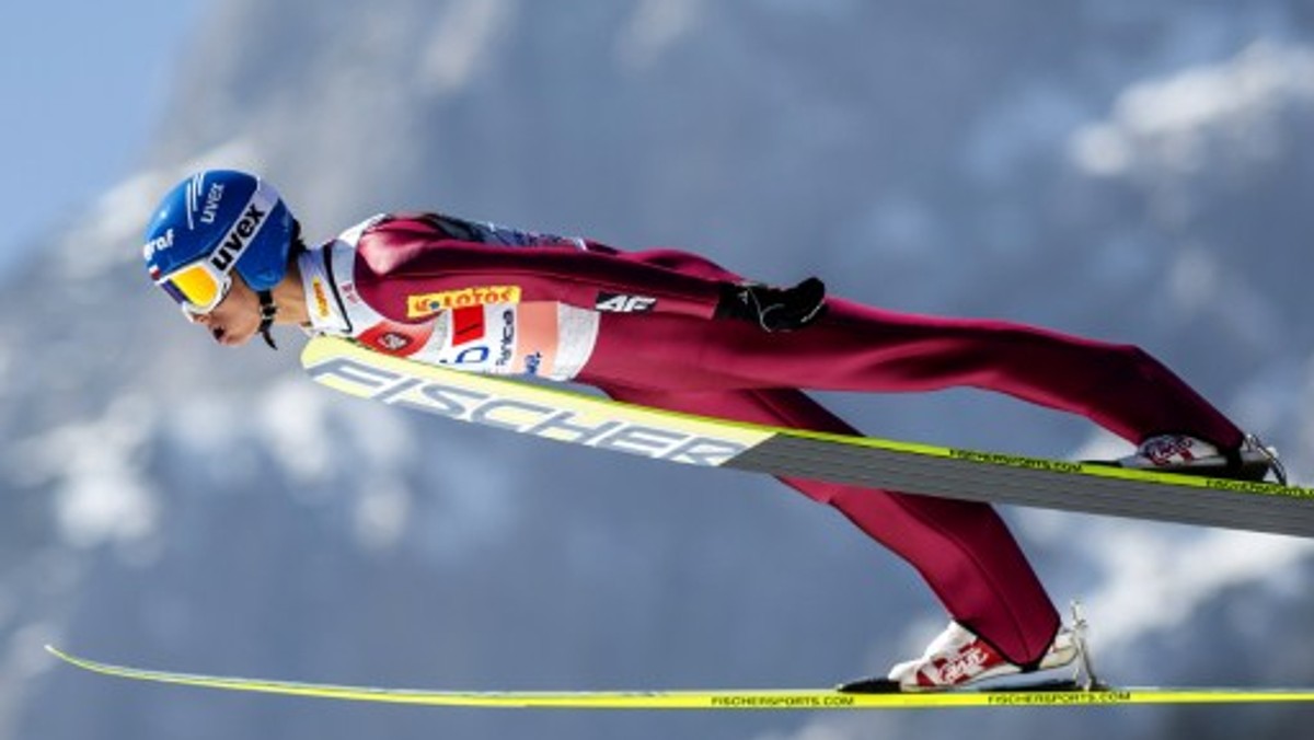 Reprezentanci Polski słabo zaprezentowali się w pierwszej serii inaugurującego sezon konkursu PŚ w norweskim Lillehammer. Do drugiej części awansowali tylko Maciej Kot i z ostatniego miejsca Kamil Stoch. Pozostała trójka Biało-Czerownych pożegnała się z konkursem. Całą serię, skokiem na odległość 103 metrów, wygrał Niemiec Andreas Wellinger, przed Andersem Jacobsenem i Severinem Freundem.