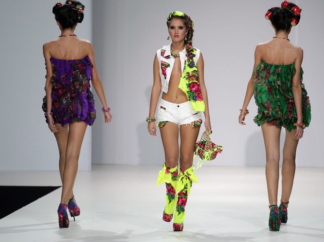 Folklor wciąż na topie? Folkowe kreacje na tygodniu mody w Moskwie