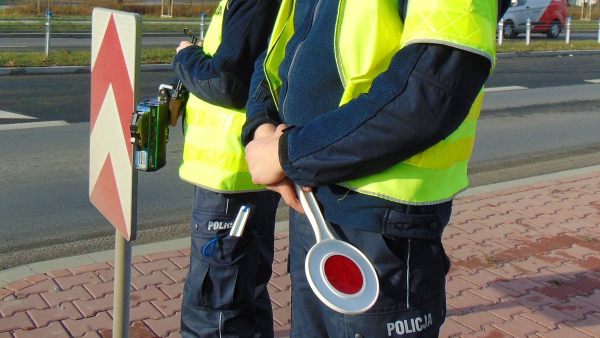 Malutkie dzieci na ruchliwej ulicy. Uratowały ich anioły w mundurach 