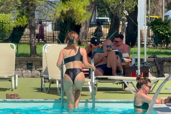 KAD SE OKRENULA I POKAZALA POZADINU SVI ZANEMELI Uslikali smo poznatu pevačicu na bazenu u Budvi: Crni bikini joj stoji perfektno, gosti ostali bez teksta (Video)