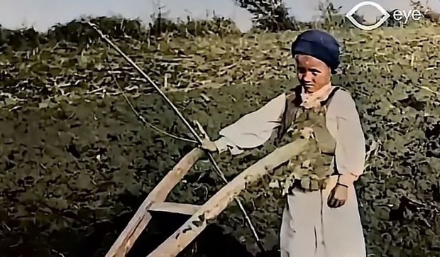 Dete obrađuje zemlju u Srbiji nakon rata