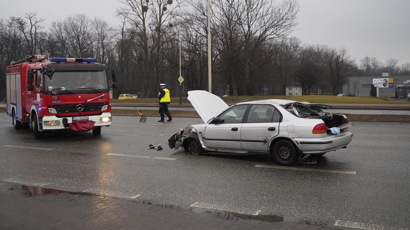 Osobówka wjechała w latarnię. Dachowanie na al. Jana Pawła II