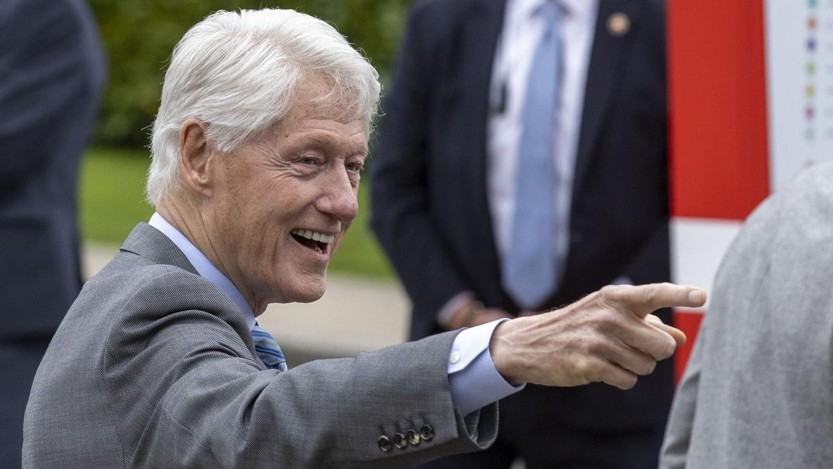 Az idő vasfoga Bill Clintont sem kíméli: családtagjai körében tűnt fel az egykori elnök, szinte rá sem lehet ismerni - galéria