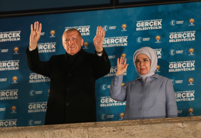 Redžep Tajip Erdogan sa suprugom tokom obraćanja pristalicama sa balkona štaba AKP u Ankari rano ujutro 1. aprila