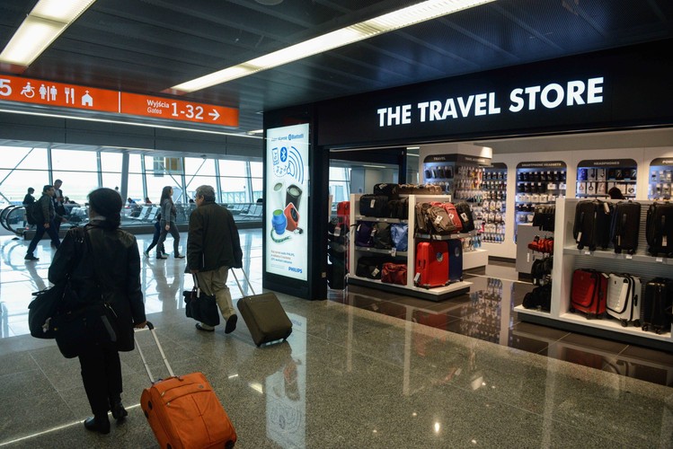 Wprowadzone zmiany zwiększają przepustowość portu przy jednoczesnym polepszeniu komfortu obsługi pasażerów. Przepustowość warszawskiego lotniska w ciągu najbliższych 15 lat może osiągnąć poziom ponad 20 mln osób rocznie.<br>Na zdjęciu:   Strefa duty free.<br><br>fot. (cat) PAP/Jakub Kamiński
