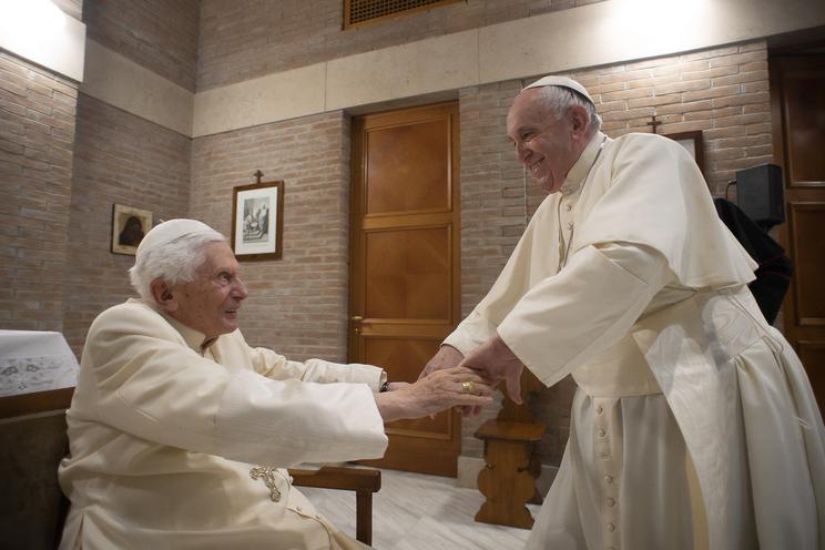 Ferenc pápa (j) meglátogatja XVI. Benedek emeritus pápát 2020. november 28-án, a bíborosavató konzisztórium után. / Fotó: MTI/EPA/Pool/Gregorio Borgia