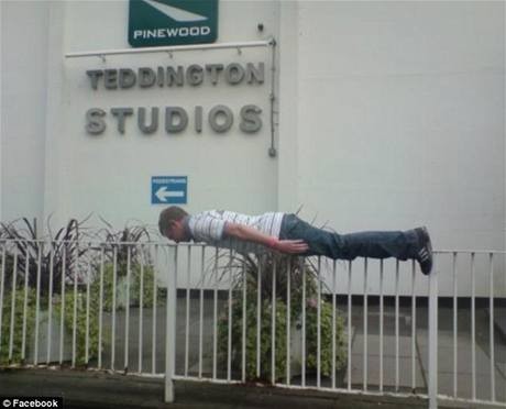 Użytkownicy facebooka znaleźli nową zabawę: prześcigają się w tym, kto zrobi bardziej absurdalne zdjęcie ludzi leżących twarzą w dół. Im dziwniejsze miejsce tym lepiej