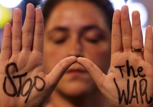 Demonstrantkinja u Izraelu pokazuje ruke na kojima je ispisano: „Zaustavite rat“ | Foto: Reuters
