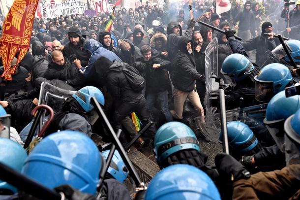 Police and protestors clash in anti-government demonstrations