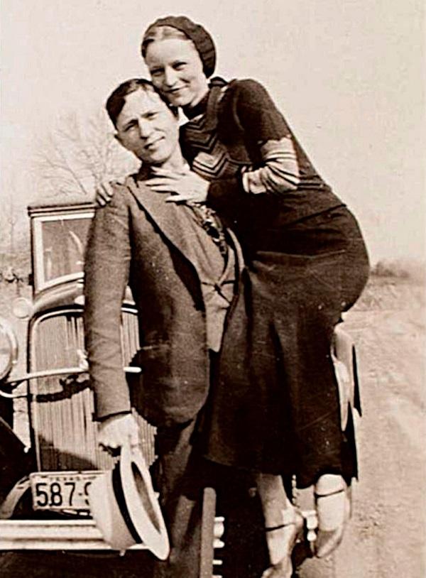 Bonnie i Clyde pozują przed swoim Fordem [1932 r.]