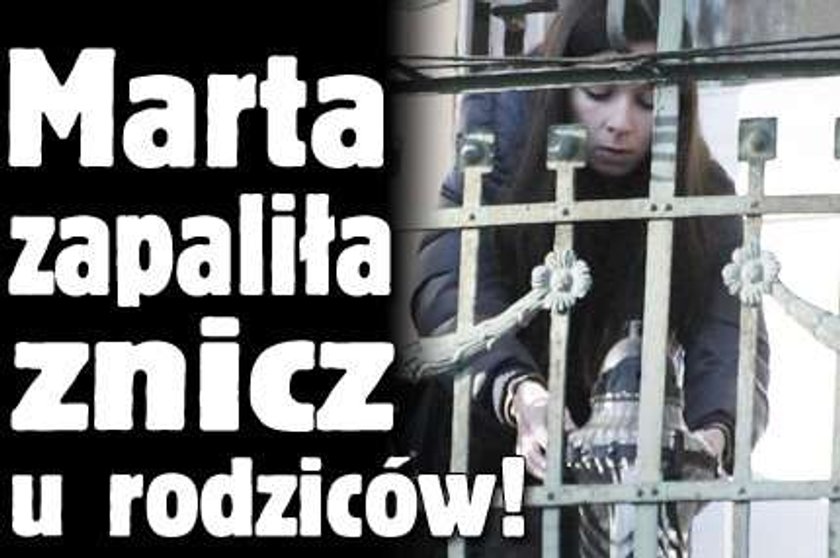 Marta zapaliła znicz u rodziców