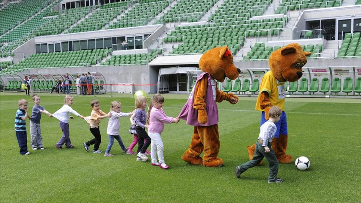 Takiej imprezy maluchy we Wrocławiu jeszcze nie miały! Z okazji Dnia Przedszkolaka stadion przygotował dla nich moc atrakcji. Oprócz tego, że zwiedzą arenę i zagrają mecz piłki nożnej to pobawią się również w dmuchanym parku.