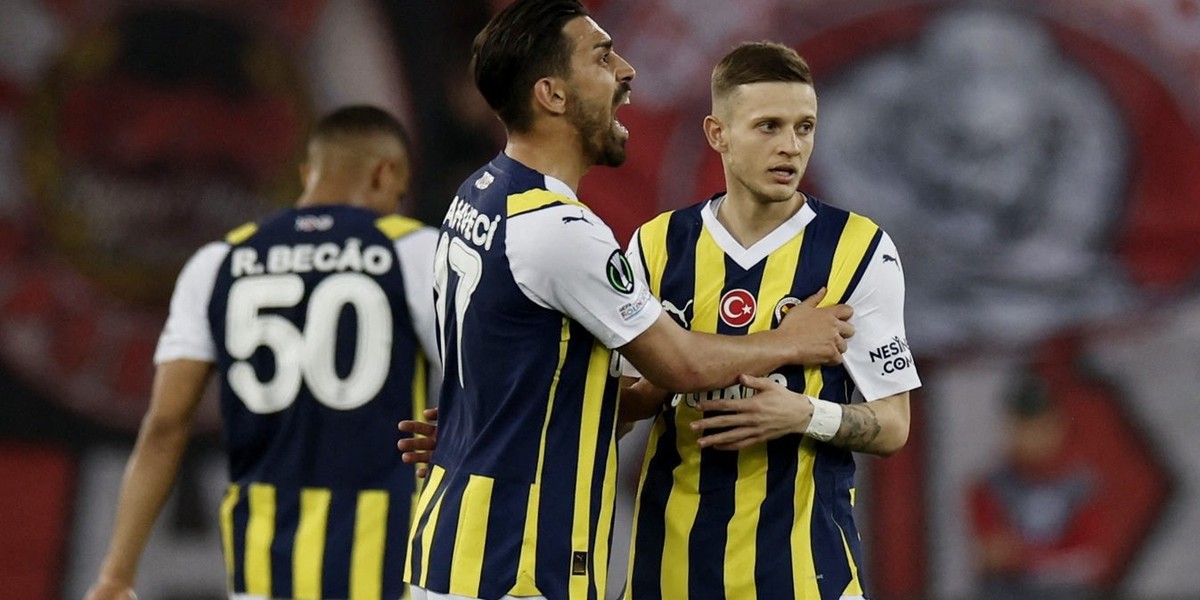 Sebastian Szymański jest piłkarzem Fenerhbahce Stambuł od tego sezonu.