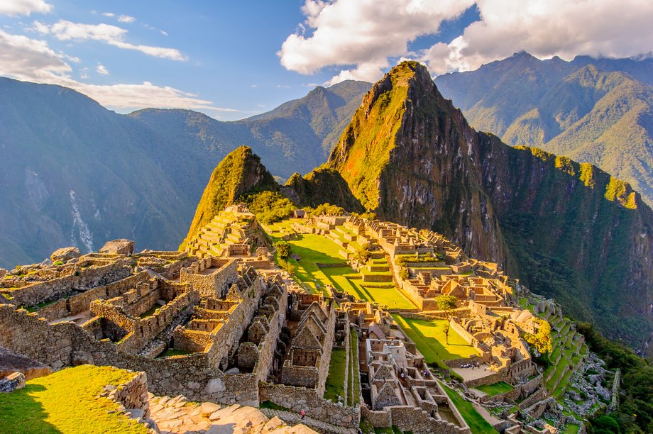 Wejdź na Machu Picchu w Peru, aby zobaczyć imponujące i niemal nietknięte ruiny "zaginionego miasta Inków".