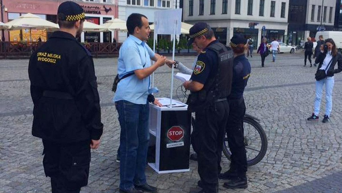 Pierwszego dnia zbierania podpisów pod wnioskiem o odwołanie włodarza Bydgoszczy Rafała Bruskiego doszło do nieprzyjemnego zajścia. Według straży miejskiej organizatorzy tego przedsięwzięcia znaleźli się na pasie drogowym i musieli przenieść się w inne miejsce. Obyło się jednak bez mandatu.